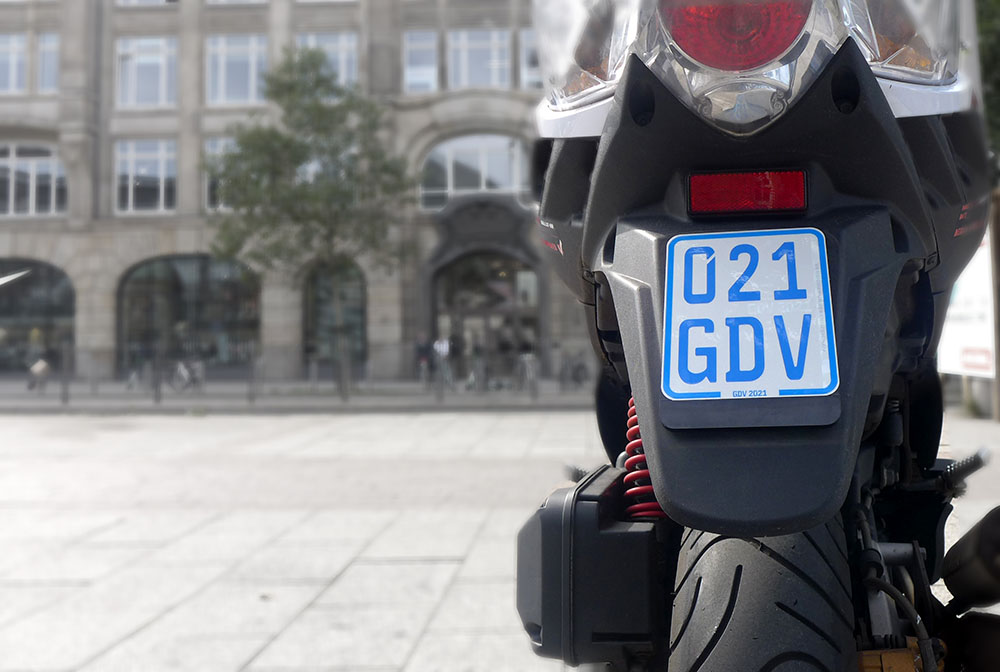 Neue Mofa-Kennzeichen sind blau und kleben - GDV Mofa SchilD 2021 Blau